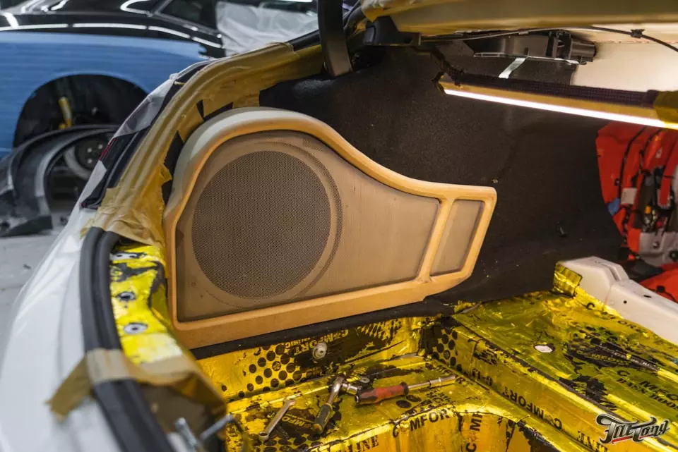 Mercedes C43 AMG. Постройка акустической системы взамен штатного Burmester. Комплексная шумоизоляция салона.